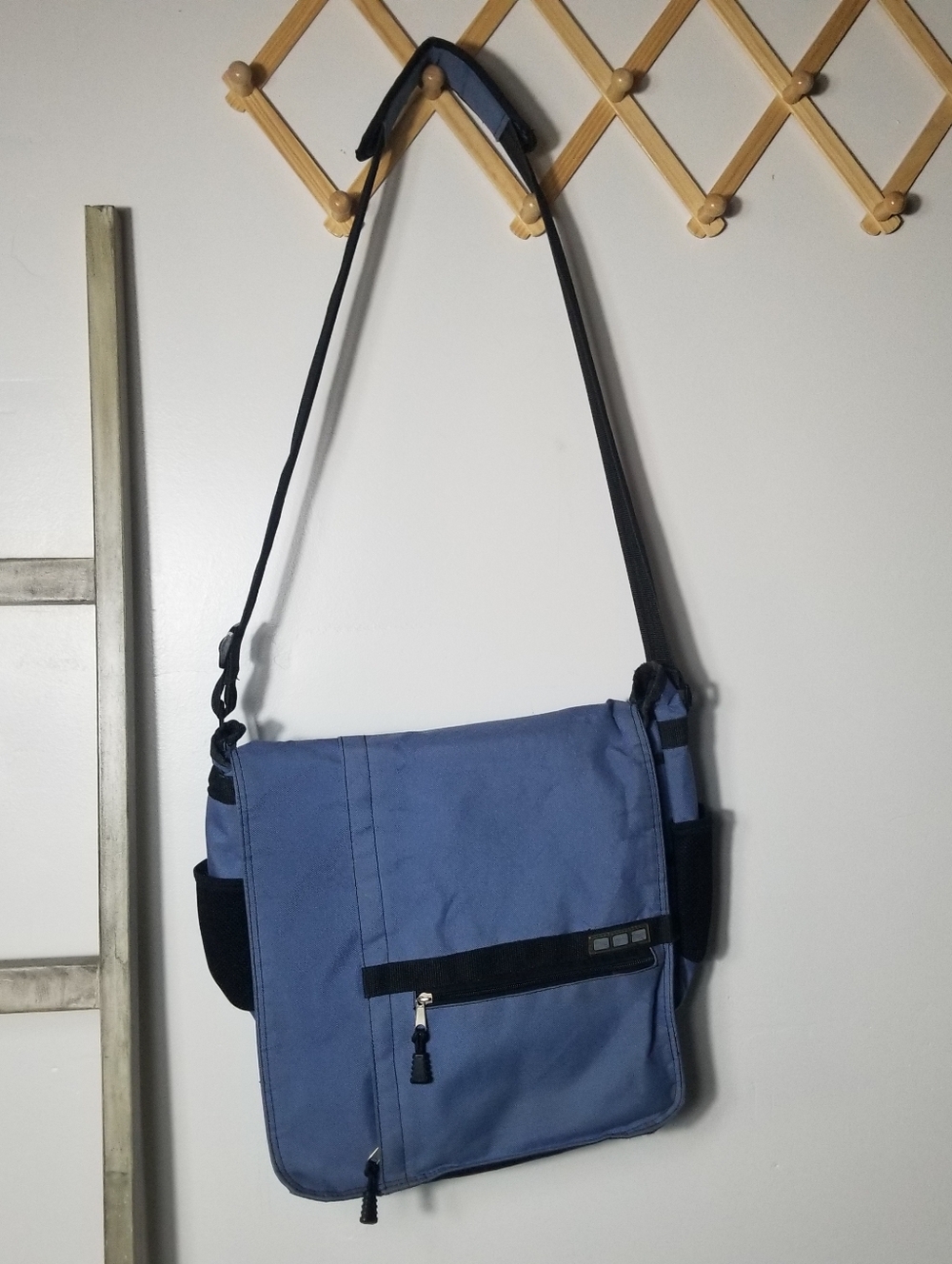 BLUE AND BLACK MESSENGER BAG (PLEASE SEE ALL PHOTOS AND READ FULL DESCRIPTION)